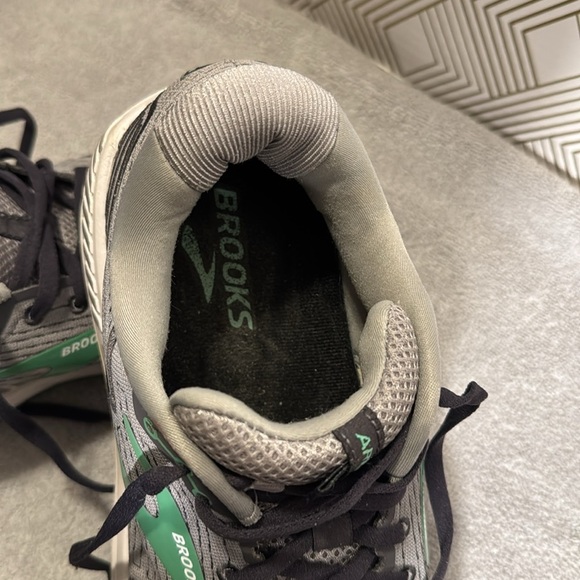 Brooks sneakers Gray and Green Athletic Shoes Brooks Ariel 20 women’s 11 wide - Picture 11 of 14